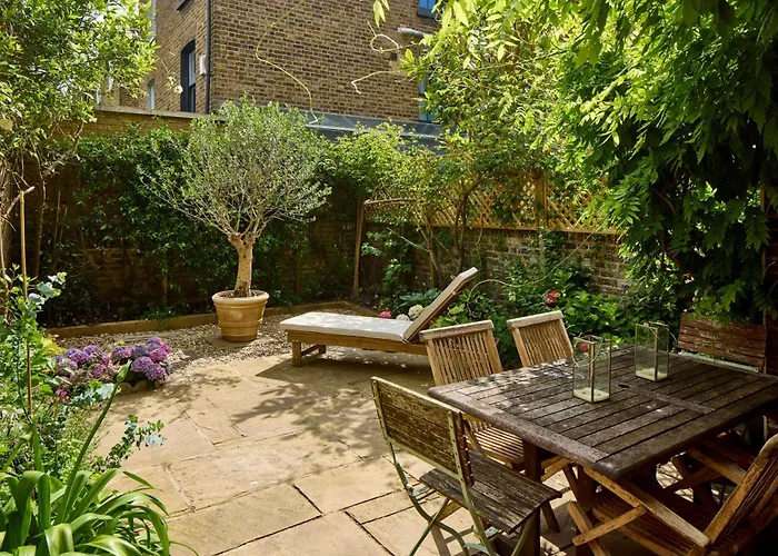 Art-Inspired Designer Family Home - Private Garden